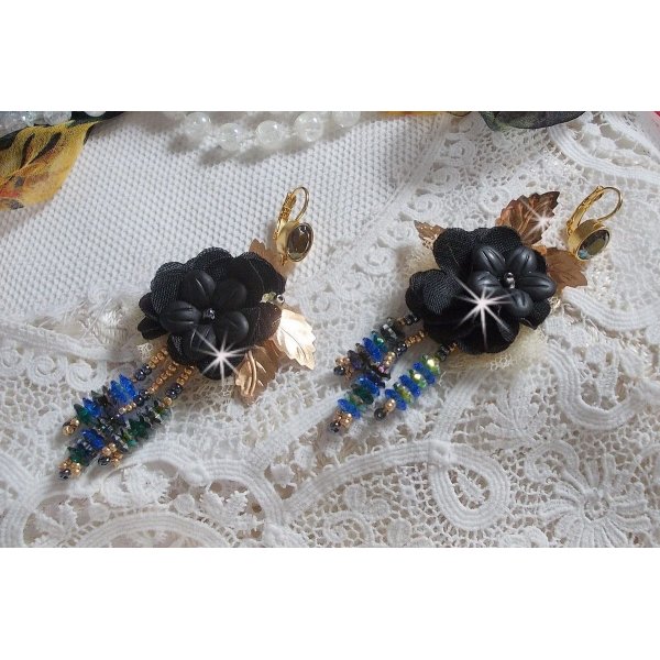 BO Black and Gold Dreamcatcher Tassels broderade med fina spetsar och Swarovski-kristaller