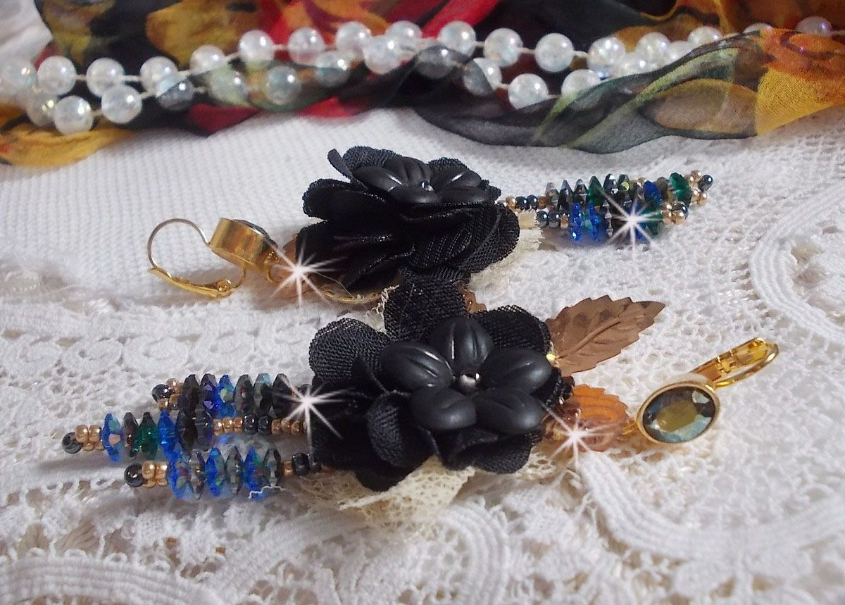 BO Black and Gold Dreamcatcher Tassels broderade med fina spetsar och Swarovski-kristaller