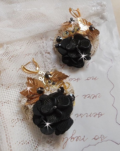 Black and Gold Catchers Undulated broderad med Swarovski-kristaller, tygblommor och fr&ouml;p&auml;rlor.