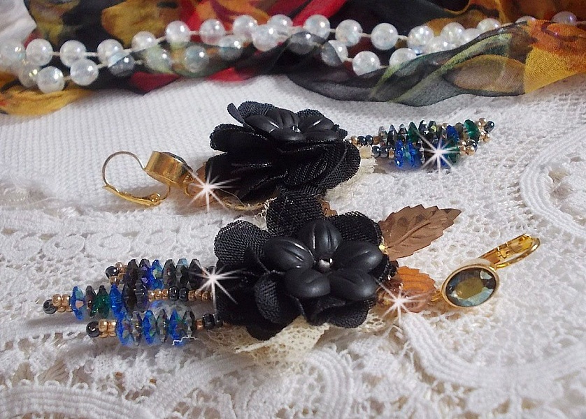 Boucles d'oreilles artisanales noires et dorées style amérindien.