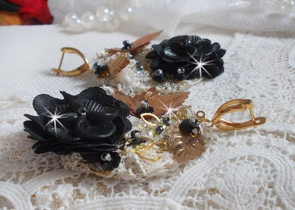 Black and Gold Catchers Undulated broderad med Swarovski-kristaller, tygblommor och fröpärlor.