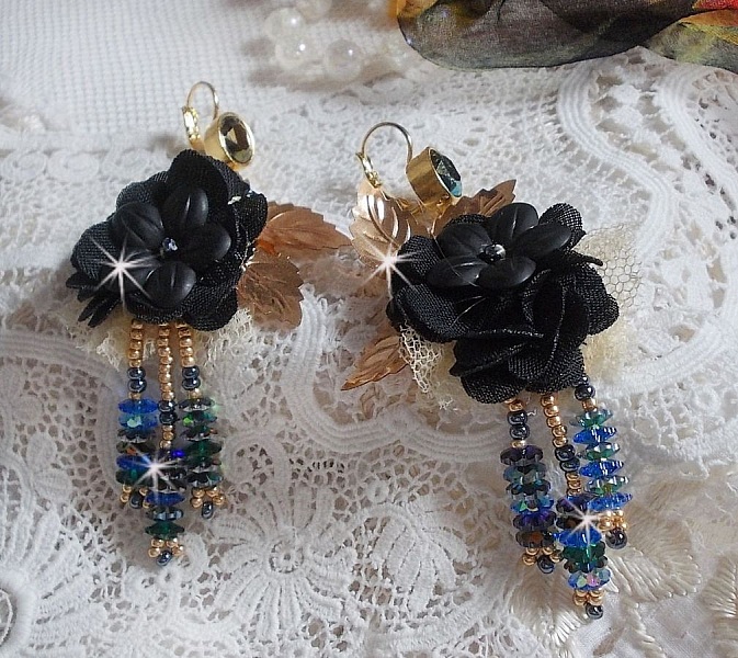 Boucles d'oreilles artisanales noires et dorées style attrape-rêves.
