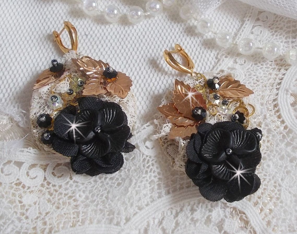 Black and Gold Catchers Undulated broderad med Swarovski-kristaller, tygblommor och fröpärlor.