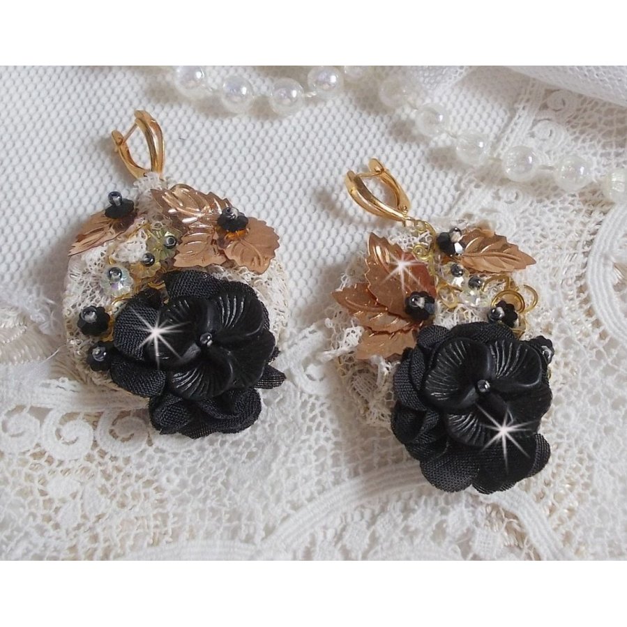 Black and Gold Catchers Undulated broderad med Swarovski-kristaller, tygblommor och fröpärlor.