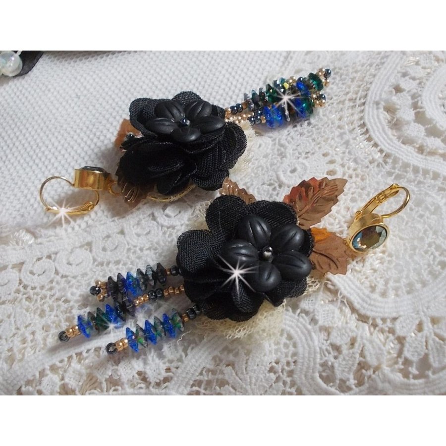 BO Black and Gold Dreamcatcher Tassels broderade med fina spetsar och Swarovski-kristaller