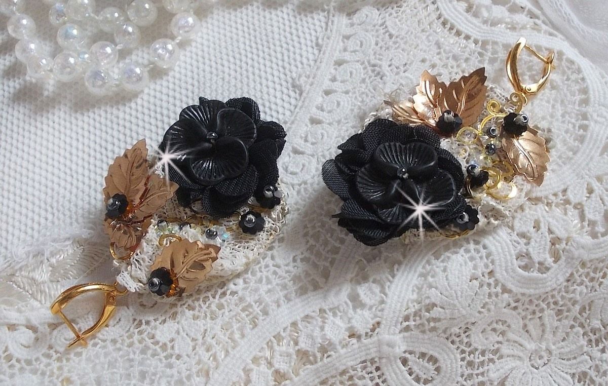 Black and Gold Catchers Undulated broderad med Swarovski-kristaller, tygblommor och fröpärlor.