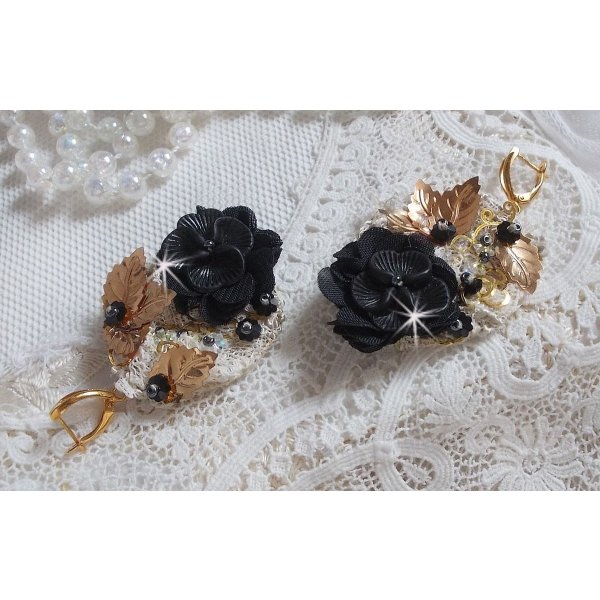Black and Gold Catchers Undulated broderad med Swarovski-kristaller, tygblommor och fröpärlor.
