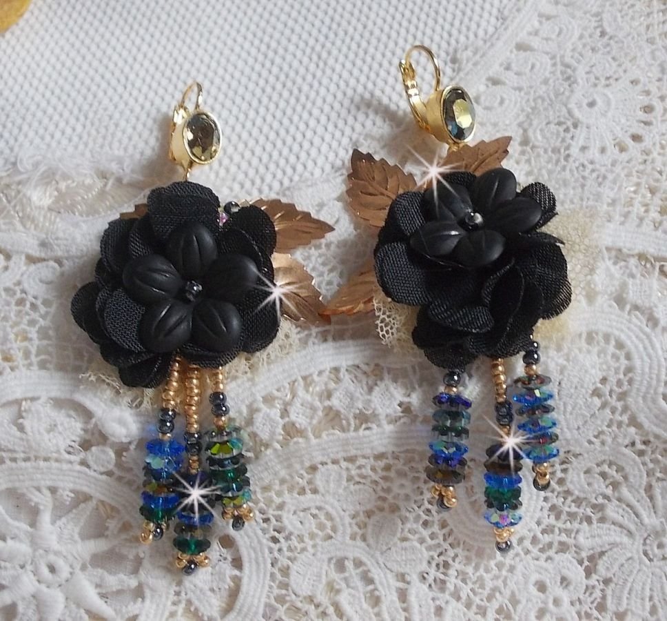 BO Black and Gold Dreamcatcher Tassels broderade med fina spetsar och Swarovski-kristaller