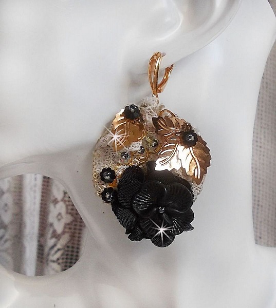 Black and Gold Catchers Undulated broderad med Swarovski-kristaller, tygblommor och fr&ouml;p&auml;rlor.