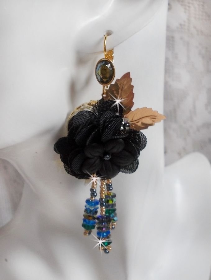 BO Black and Gold Dreamcatcher Tassels broderade med fina spetsar och Swarovski-kristaller