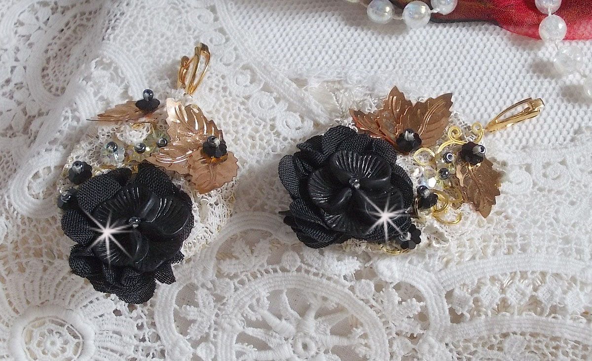Black and Gold Catchers Undulated broderad med Swarovski-kristaller, tygblommor och fröpärlor.