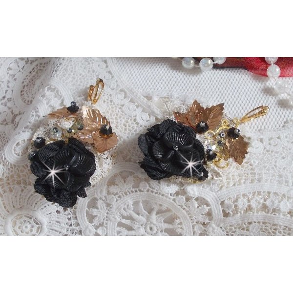 Black and Gold Catchers Undulated broderad med Swarovski-kristaller, tygblommor och fröpärlor.