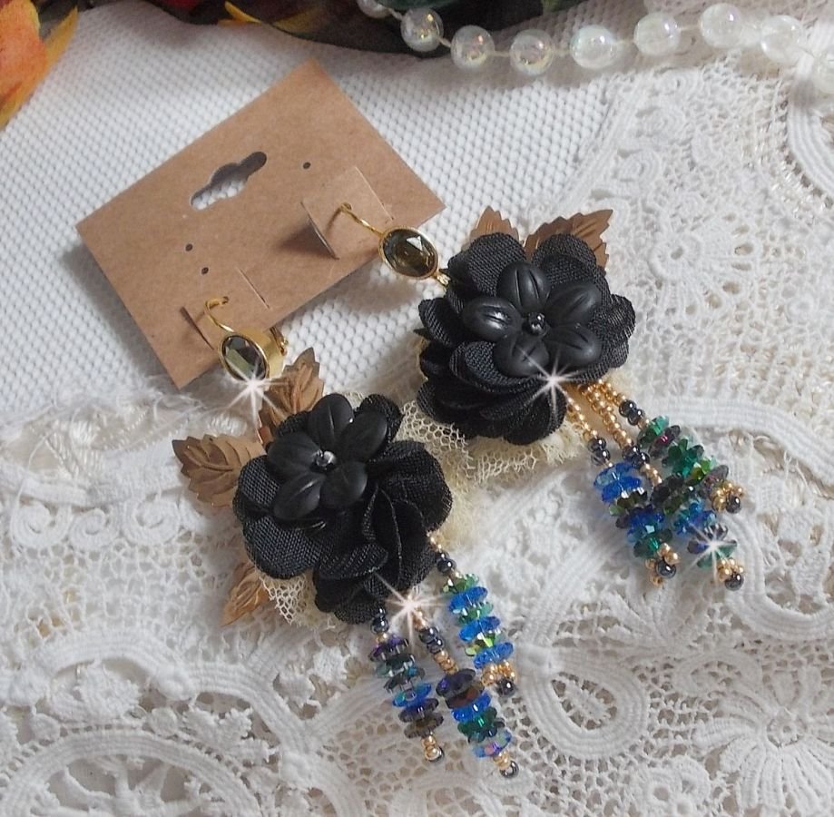 BO Black and Gold Dreamcatcher Tassels broderade med fina spetsar och Swarovski-kristaller