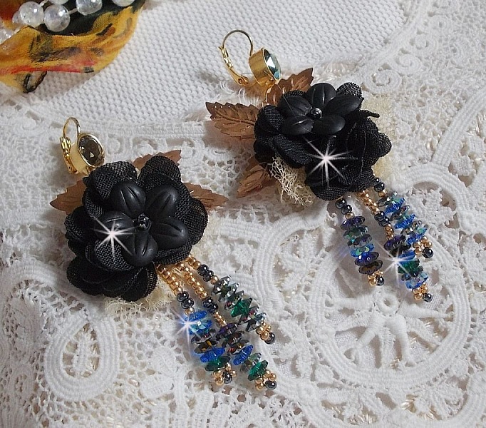 Boucles d'oreilles artisanales noires et dorées style attrape-rêves.