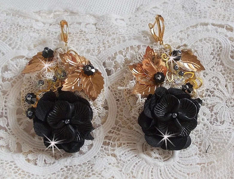 Black and Gold Catchers Undulated broderad med Swarovski-kristaller, tygblommor och fr&ouml;p&auml;rlor.