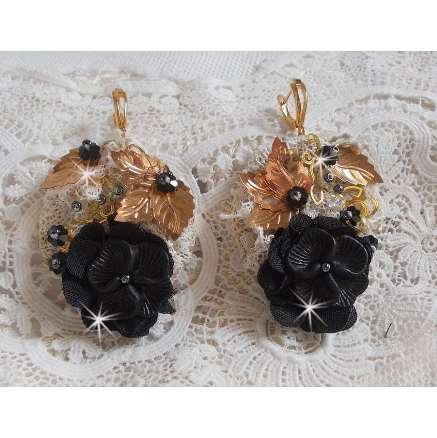 Black and Gold Catchers Undulated broderad med Swarovski-kristaller, tygblommor och fröpärlor.