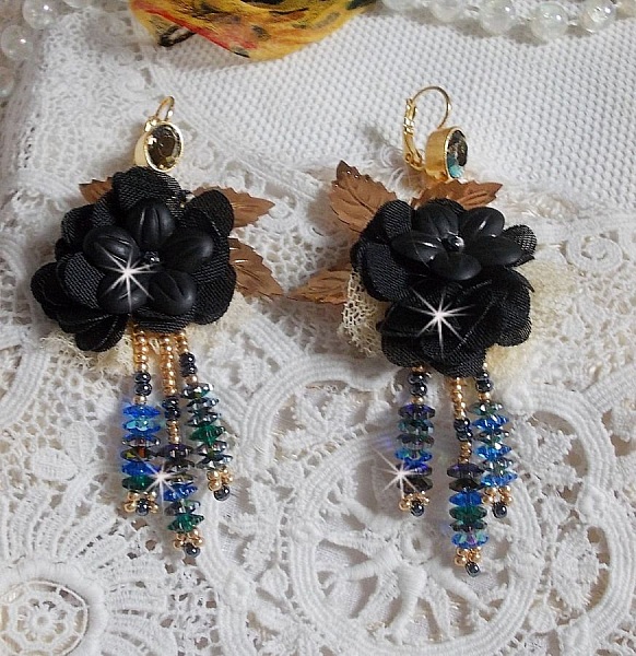 Boucles d'oreilles artisanales noires et dorées style attrape-rêves.