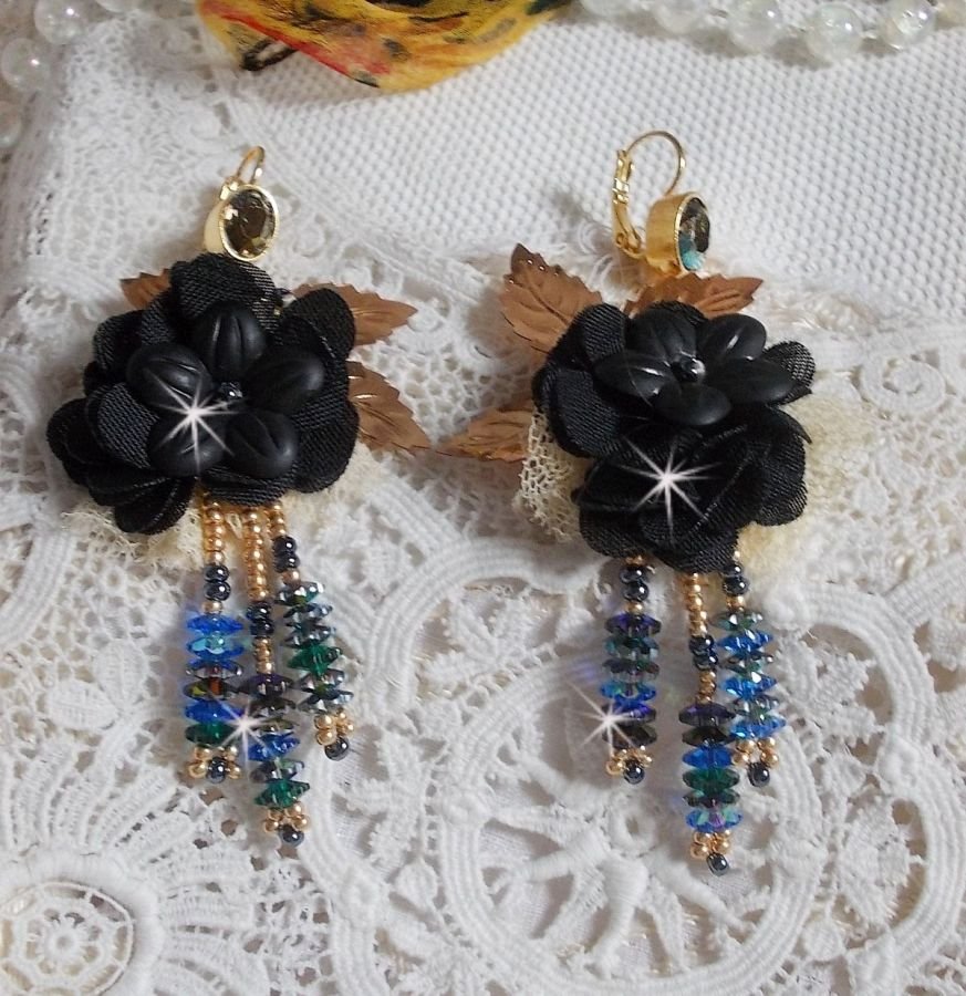 BO Black and Gold Dreamcatcher Tassels broderade med fina spetsar och Swarovski-kristaller