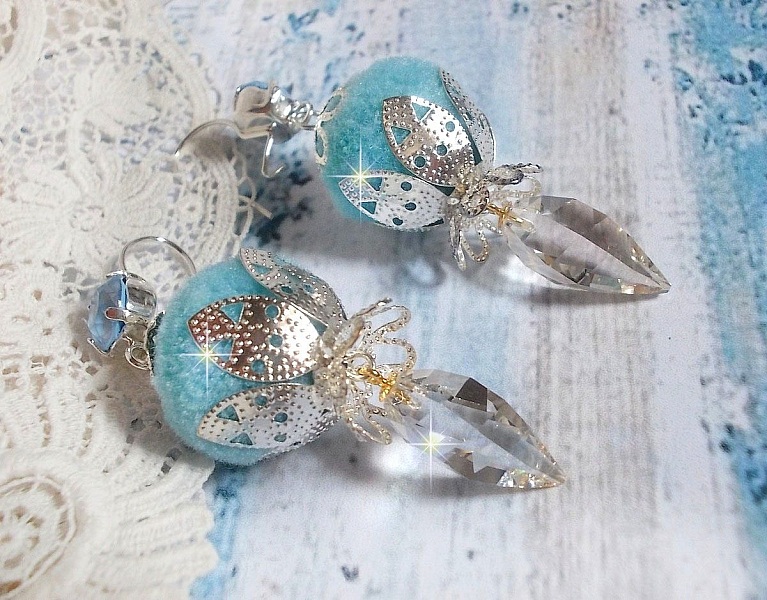 BO Azur&eacute;e Blue avec des pompons Bleu Ciel, cabochons et gouttes torsad&eacute;es en Cristal, coupelles et crochets en Argent 925/1000