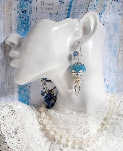 BO Azur&eacute;e Blue avec des pompons Bleu Ciel, cabochons et gouttes torsad&eacute;es en Cristal, coupelles et crochets en Argent 925/1000