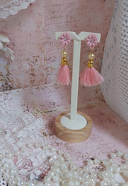 BO Baby Pink mont&eacute;es avec pompons, coquilles, perles rondes nacr&eacute;es cristal Swarovski et puces marguerites