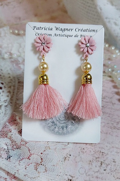 BO Baby Pink mont&eacute;es avec pompons, coquilles, perles rondes nacr&eacute;es cristal Swarovski et puces marguerites