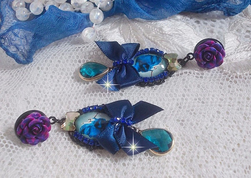 BO Ballerine In Blue en robe floue avec des n&oelig;uds en Satin et en Cristal, strass, roses en r&eacute;sine, perles en verre, perles en cristal de Quartz et clous d'oreilles en laiton
