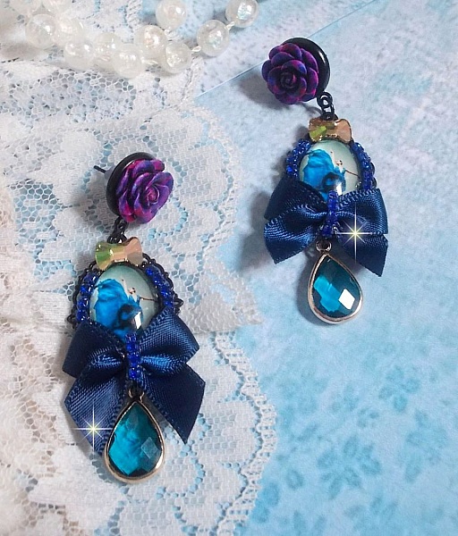 BO Ballerine In Blue en robe floue avec des n&oelig;uds en Satin et en Cristal, strass, roses en r&eacute;sine, perles en verre, perles en cristal de Quartz et clous d'oreilles en laiton