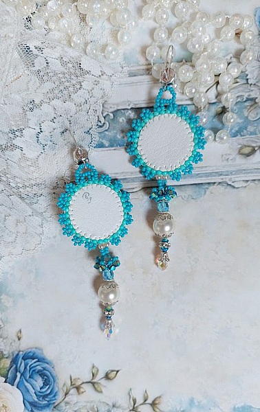 BO Beauty Alicia Blue broderad med Swarovski kristaller, runda p&auml;rlp&auml;rlor och Miyuki fr&ouml;p&auml;rlor.