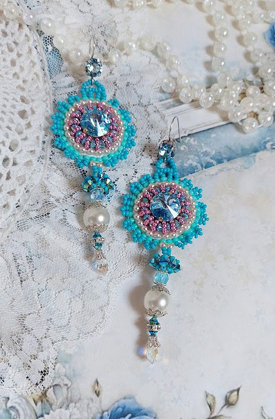 BO Beauty Alicia Blue broderad med Swarovski kristaller, runda p&auml;rlp&auml;rlor och Miyuki fr&ouml;p&auml;rlor.