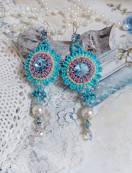 BO Beauty Alicia Blue broderad med Swarovski kristaller, runda p&auml;rlp&auml;rlor och Miyuki fr&ouml;p&auml;rlor.