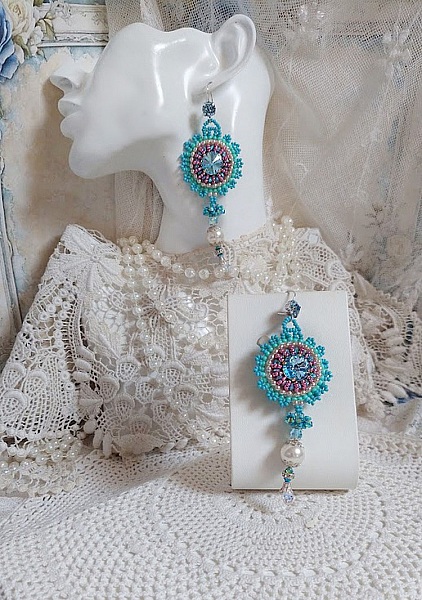 BO Beauty Alicia Blue broderad med Swarovski kristaller, runda p&auml;rlp&auml;rlor och Miyuki fr&ouml;p&auml;rlor.