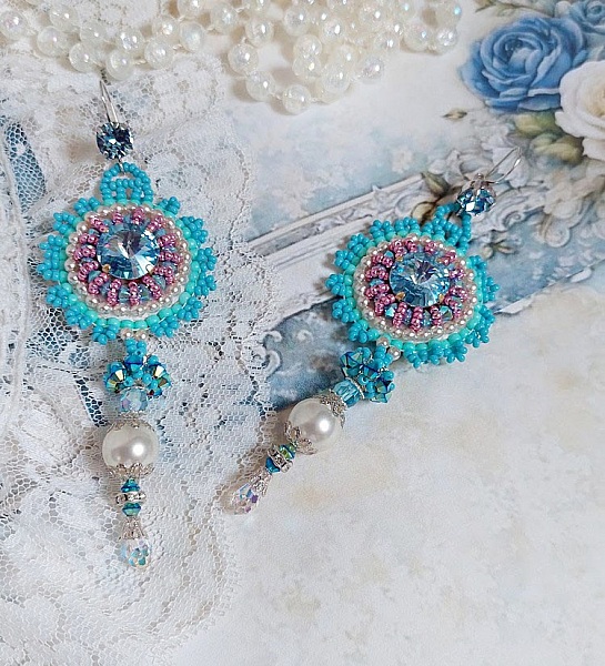 BO Beauty Alicia Blue broderad med Swarovski kristaller, runda p&auml;rlp&auml;rlor och Miyuki fr&ouml;p&auml;rlor.