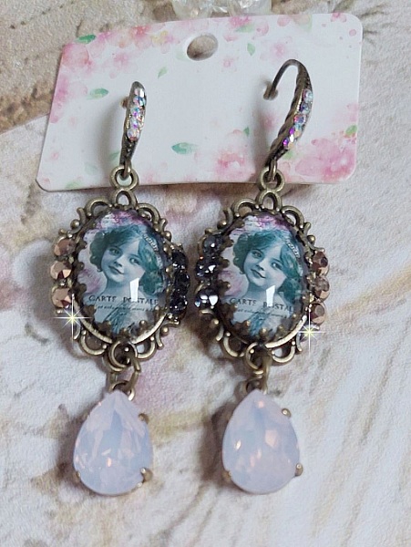 BO Beauty Vintage cr&eacute;&eacute;es avec des cabochons repr&eacute;sentant une jeune fille avec des cristaux de Swarovski et des accessoires de couleur Bronze