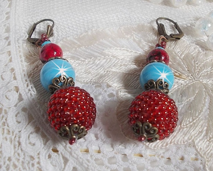 BO Bel'Art med glasp&auml;rlor och rocailles broderade p&aring; tr&auml;p&auml;rlor