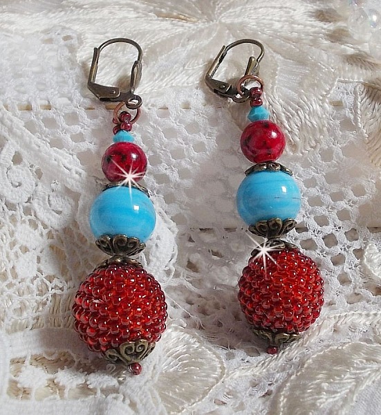 BO Bel'Art med glasp&auml;rlor och rocailles broderade p&aring; tr&auml;p&auml;rlor