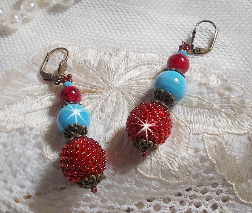 BO Bel'Art med glaspärlor och rocailles broderade på träpärlor