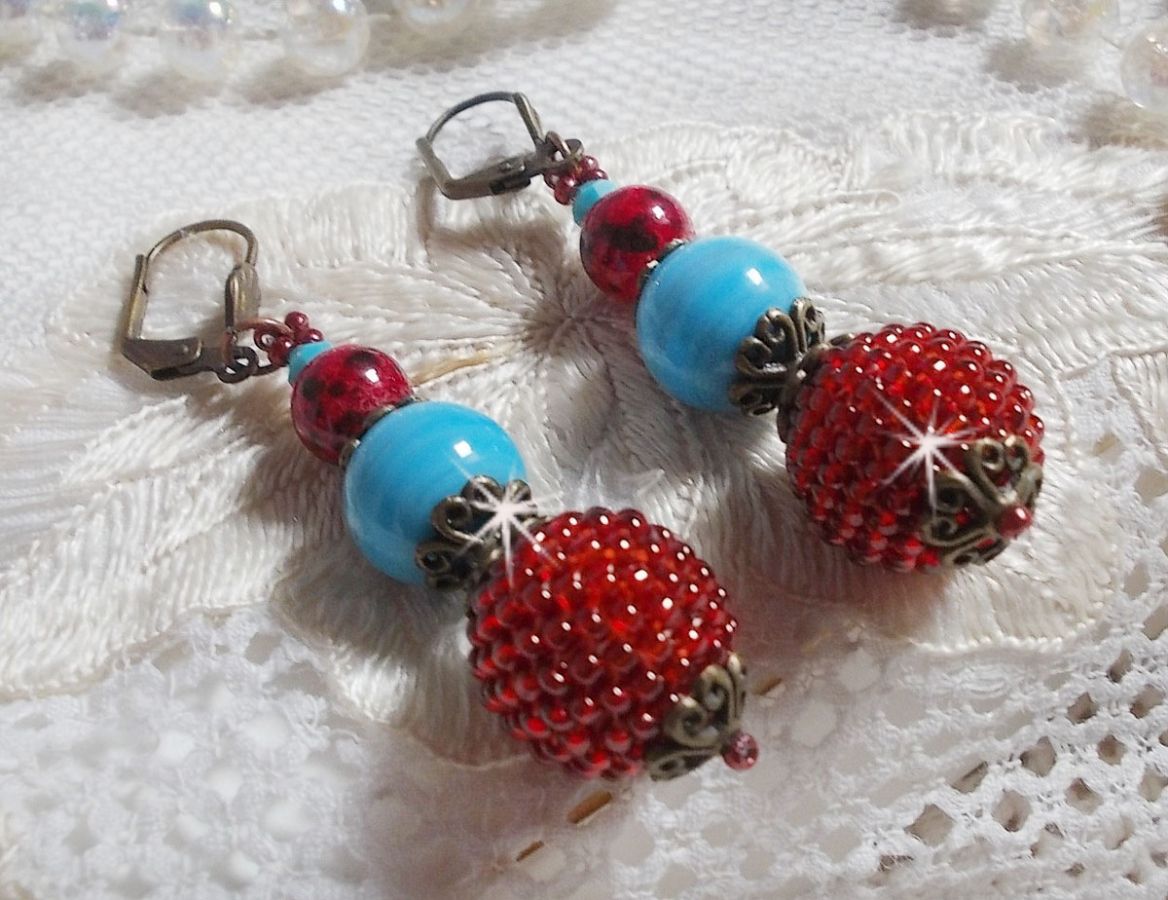 BO Bel'Art med glaspärlor och rocailles broderade på träpärlor