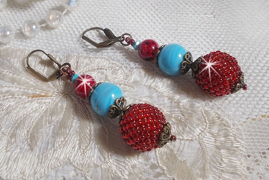 BO Bel'Art med glasp&auml;rlor och rocailles broderade p&aring; tr&auml;p&auml;rlor