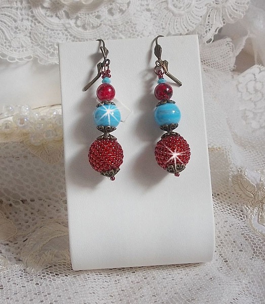 BO Bel'Art med glasp&auml;rlor och rocailles broderade p&aring; tr&auml;p&auml;rlor