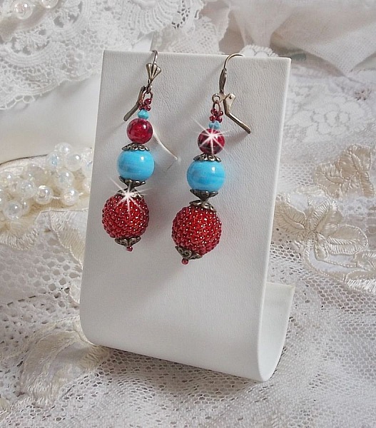 BO Bel'Art med glasp&auml;rlor och rocailles broderade p&aring; tr&auml;p&auml;rlor