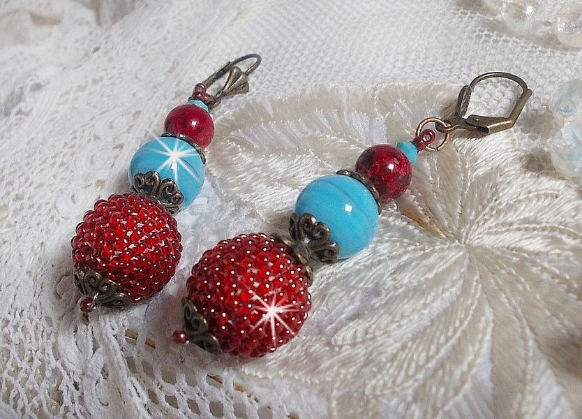 BO Bel'Art med glasp&auml;rlor och rocailles broderade p&aring; tr&auml;p&auml;rlor