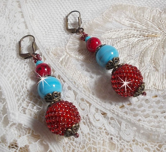 BO Bel'Art med glasp&auml;rlor och rocailles broderade p&aring; tr&auml;p&auml;rlor