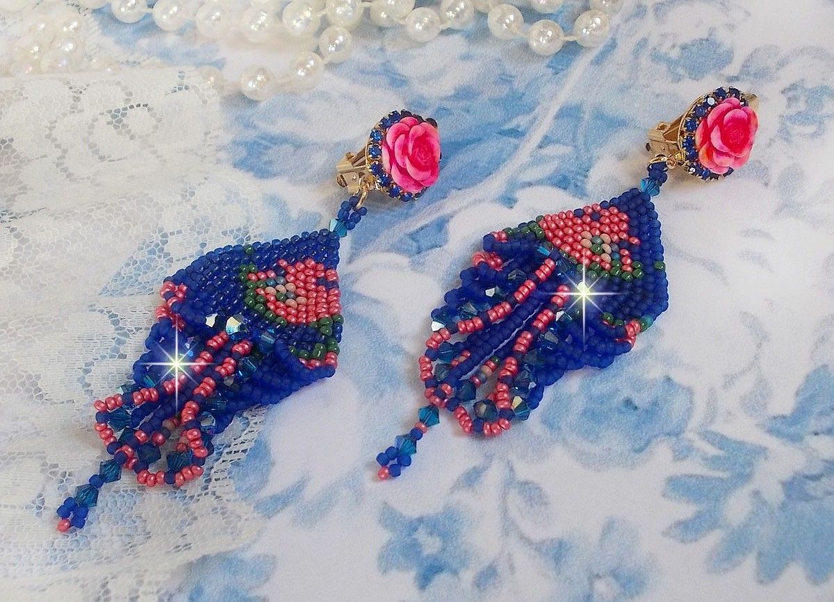BO Bel'Nuit Bleue skapad med högkvalitativa fröpärlor, Swarovski-kristaller, cabochoner i harts och en strass-kedja.