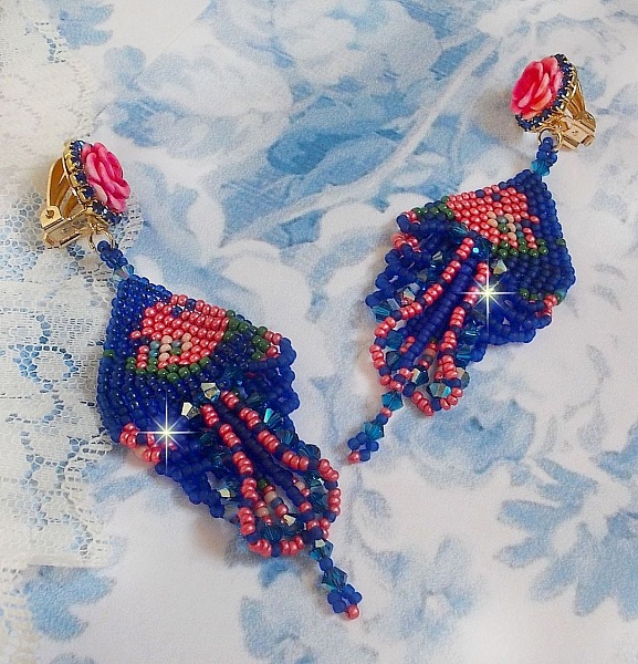 BO Bel'Nuit Bleue skapad med h&ouml;gkvalitativa fr&ouml;p&auml;rlor, Swarovski-kristaller, cabochoner i harts och en strass-kedja.