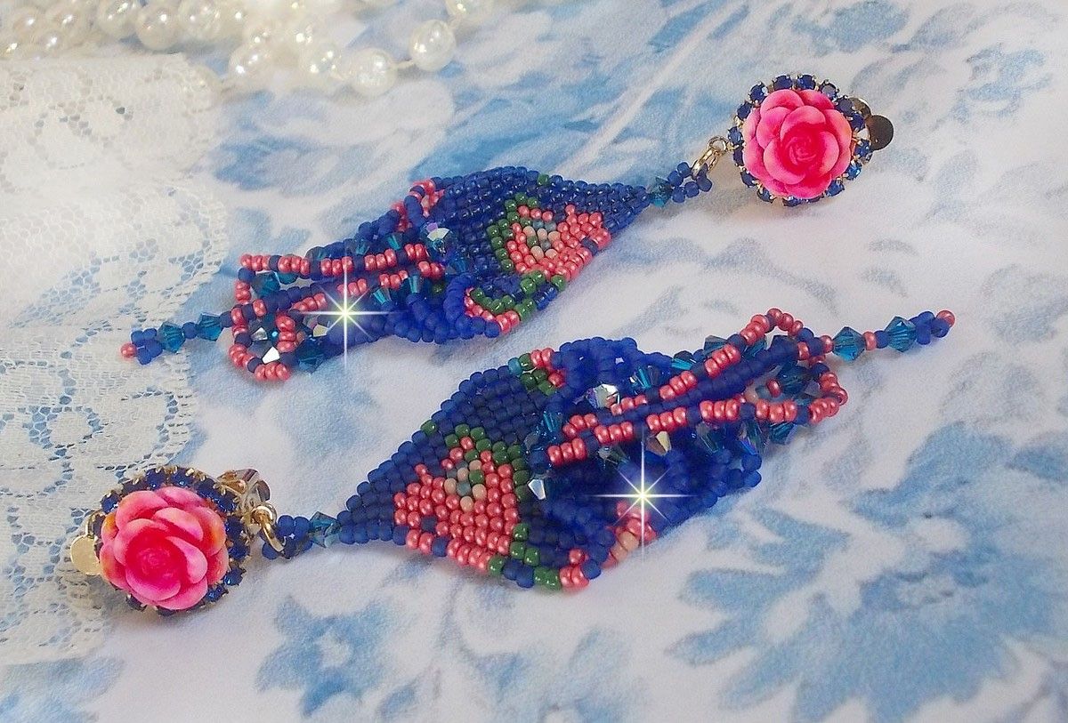 BO Bel'Nuit Bleue skapad med högkvalitativa fröpärlor, Swarovski-kristaller, cabochoner i harts och en strass-kedja.