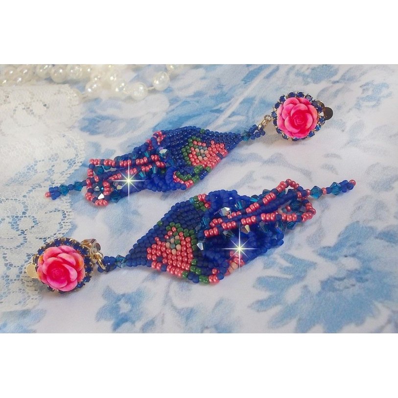 BO Bel'Nuit Bleue skapad med högkvalitativa fröpärlor, Swarovski-kristaller, cabochoner i harts och en strass-kedja.