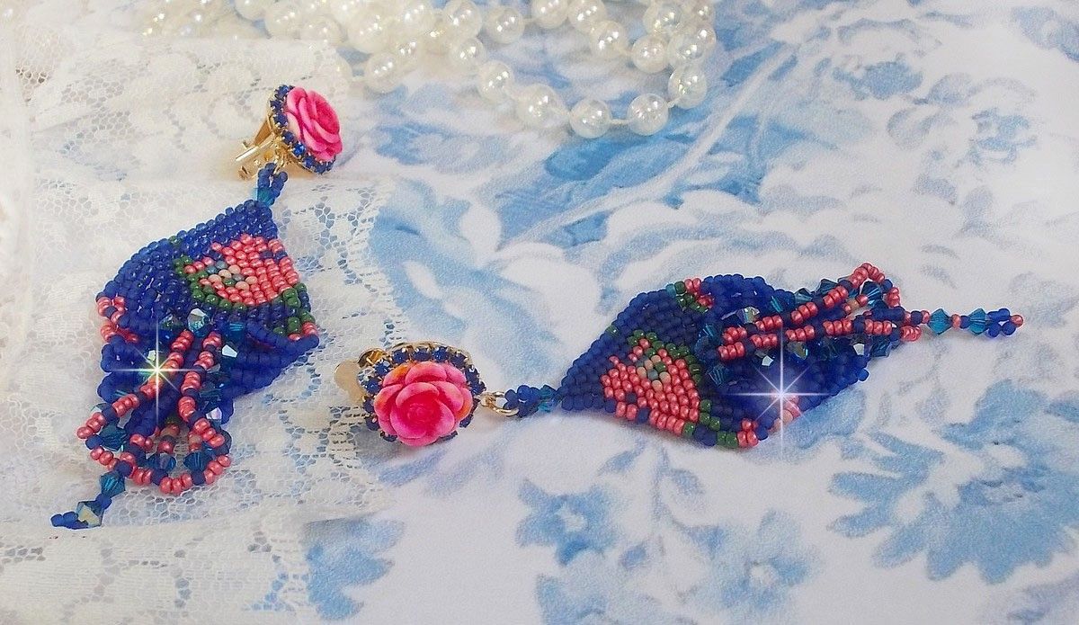 BO Bel'Nuit Bleue skapad med högkvalitativa fröpärlor, Swarovski-kristaller, cabochoner i harts och en strass-kedja.