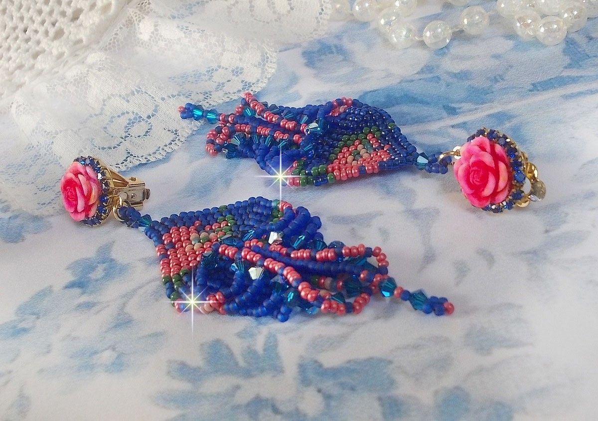 BO Bel'Nuit Bleue skapad med högkvalitativa fröpärlor, Swarovski-kristaller, cabochoner i harts och en strass-kedja.