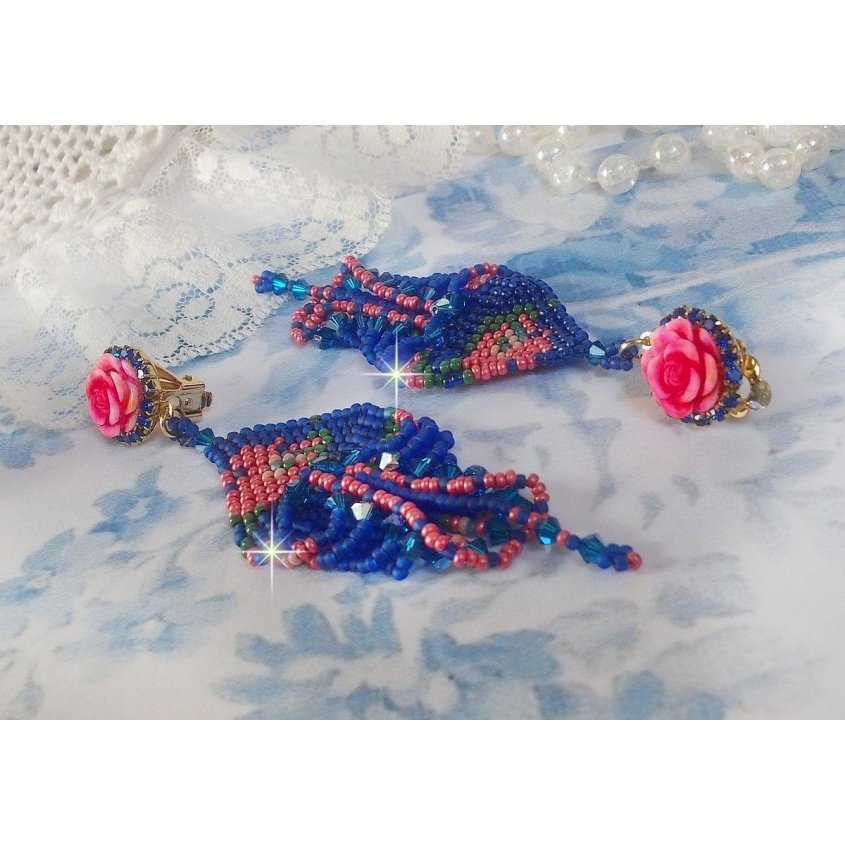 BO Bel'Nuit Bleue skapad med högkvalitativa fröpärlor, Swarovski-kristaller, cabochoner i harts och en strass-kedja.